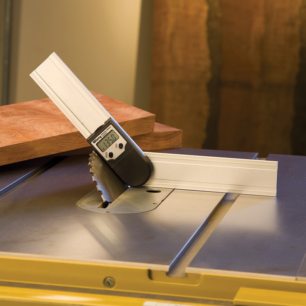 Magnets on the blade's edges work perfectly for saw blade set-up.