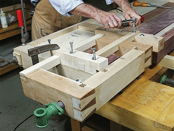 Clamping project to the end of a workbench