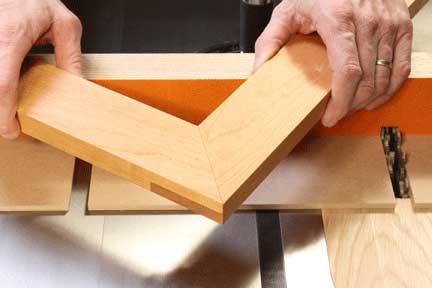 Frame made with half-lap miter joint