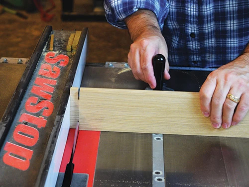 Cutting a dovetail joint using a table saw