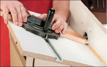 Cutting angled joinery on a router table