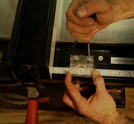Adjusting the cursor on the table saw fence