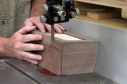 Cutting sides of continuous grain box with band saw