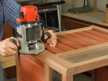 Using a mid-size plunge router to make cuts in chair slats