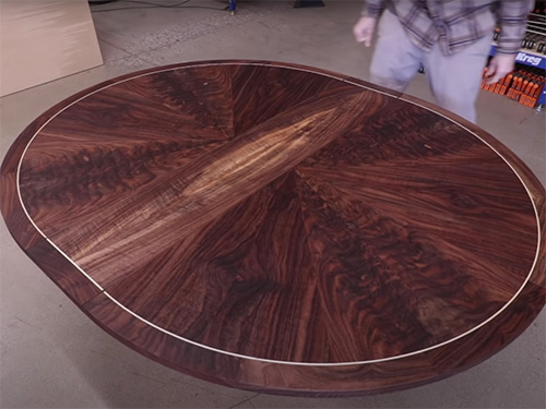 Pedestal dining table with expanding center