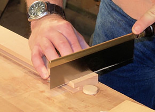 Cutting a tenon with a gent's saw