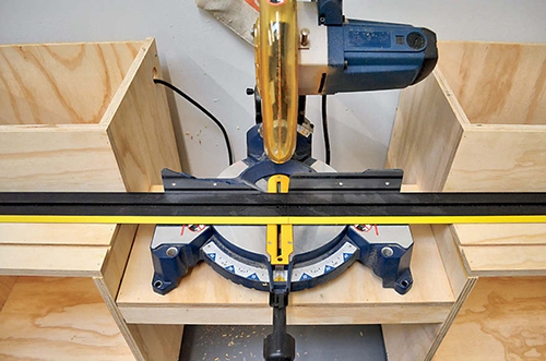 Placing alignment bar along miter station benchtop
