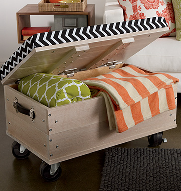 Blanket chest with torsion hinges