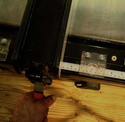 Locking rip fence on table saw