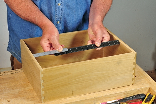Using two rulers to measure the diagonal of a box