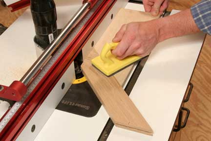 Guiding miter joint cut with push block