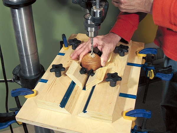 Drill press jig for drilling holes in round objects