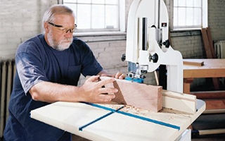 An aftermarket Rockler auxiliary table added to a bandsaw 
