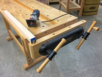 Twin screw workbench tail vise