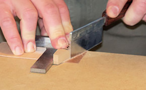 Cutting veneer segment using a veneer saw